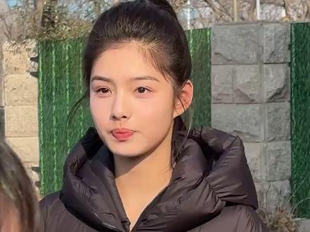 艾米参加河南艺考,穿着黑色羽绒服,高马尾造型清爽利落。