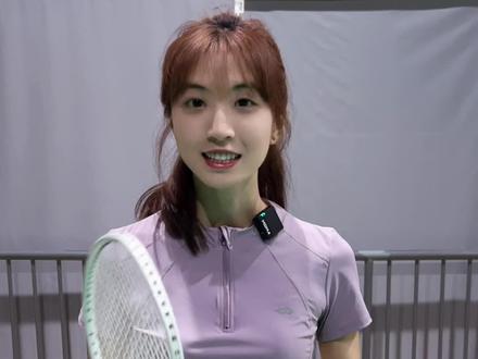 捡球都不会~你怎么会有进步呢~#羽毛球#嘉嘉羽毛球