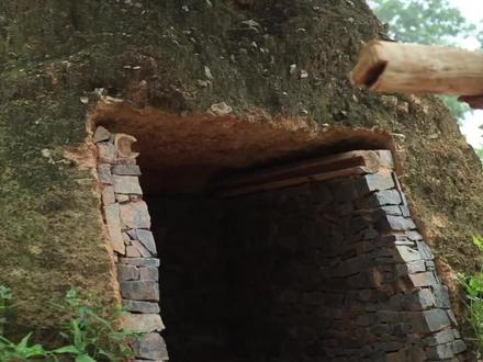 独自在荒野建造防空洞庇护所躲避核战争。#荒野生存 #野外建造