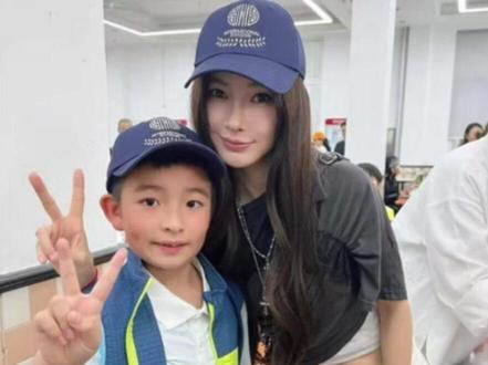 杨颖穿露脐装参加儿子活动! 9岁小海绵身高惊人,和粉丝合影被赞接地气