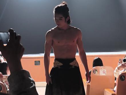 他就这样在我们面前把她带走了~
#叹春风 #龚钊 #新中式国风 #公狗剧场