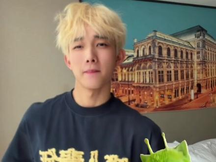 和小猫bro互看不对眼 #小鸡舞挑战 #grr手势舞 #一学就会系列 #浅跳一下 #抖音热门舞蹈计划