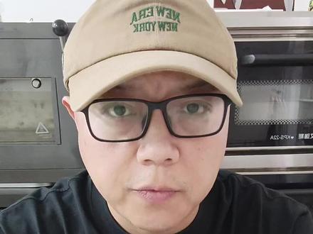 烘焙新手必学如何精准预判和控制面温 不管是做面包还是馒头,面温的控制非常重要,尤其是面包。不同的面包,对面温要求不同。
对于新手,面温不是中途控制,而是在打面的开始,就要通过科学的计算来精准控温。今天,这个视频来教会你如何在打面之前就通过计算来精准控制最后适宜的面团温度!#新手烘焙入门 #日常vlog #我的烘焙日常 #烘焙培训 #上热门🔥