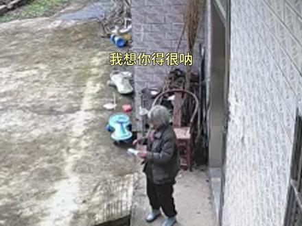 近日,四川南充,母亲思念儿子,隔着监控对话,“抽空回来看妈一眼,妈想你得很”。