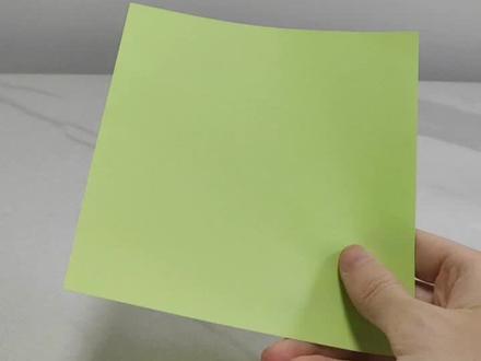 剪纸窗花三折叠方法。#剪纸窗花#中心对称