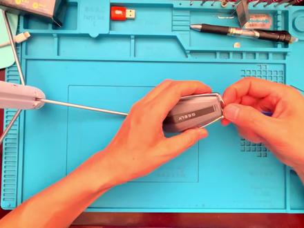 吉利汽车远景x6车钥匙更换电池。#车钥匙更换电池教程