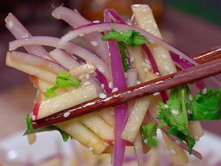 没想到把苹果和洋葱搭配在一起,没想到这么多好吃,清脆爽口,不仅营养丰富,而且非常好吃#凉拌菜#洋葱拌苹果