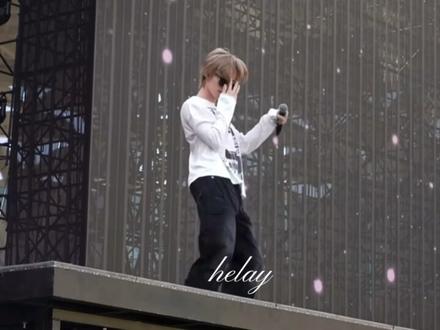 张哥 拍到你腹肌了🥵#张真源 #月之浮想 #新音 #荣耀纪录片 #舞台混剪