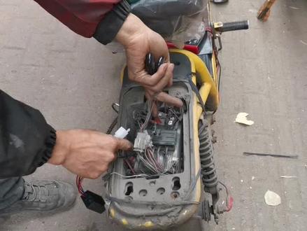 电动车维修日常,换防盗器,注意事项,#抖音记录修理工的日常 #电动车维修 #修理工的日常 #技术分享 #修车