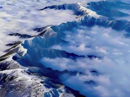 位于陕西秦岭山脉的熬太线是熬山和太白山之间的一条徒步穿越路线 全长170多公里 海拔3700多米 自 2018年起当地机关已经明令禁止 严禁穿越 为自己喜爱的事情倾尽所有 不枉此生 珍爱生命 敬畏自然 热爱自然#户外徒步登山 #熬太线 #秦岭 #敬畏自然
