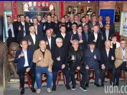 英伟达“兆元宴”:AI产业链大咖齐聚 昨晚,英伟达 CEO 黄仁勋在台北“砖窑”宴请供应链伙伴,“兆元宴”开席前,众人先拍大合照,镜头里尽是台湾地区乃至全球 AI 供应链的关键决策者,堪称全台最“壕”照片。
黄仁勋稳坐第一排正中央,右手边是台积电董事长魏哲家、联发科执行长蔡力行、华硕董事长施崇棠;左手边坐着广达董事长林百里、副董事长梁次震、纬创董事长林宪铭。鸿海董事长刘扬伟与和硕董事长童子贤站在第二排黄仁勋正后方。业界戏称,第一排是礼让 70 岁或头发已白的供应链大老。
此次合照,全台 AI 产业链核心人物齐聚,涵盖芯片、服务器等多领域。市场也关注“兆元宴”对公司股价的影响,据《Yahoo 股市》盘点,去年参宴的 20 档上市公司到 2026 年 1 月 30 日,平均涨幅约 34%,台达电涨幅最高达 270%。
研华总经理张家豪称与英伟达合作超 20 年,未来合作将拓展至 Physical AI 落地产业。现场唯二女性,除纬颖董事长洪丽宁,还有同德执行长刘盈君。来自中国大陆的胜宏科技董事长陈涛也再度出席,足见对英伟达的重视。#芯片封装 #半导体设备 #真空回流炉 #黄仁勋