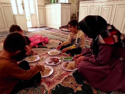 米娜到邻居家看奶牛,向邻居学习养牛经验,米娜准备买5头奶牛