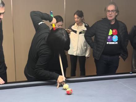 《奥沙利文学打中式台球之跳球》 前几期我们已经看过他学习中式台球的短贴库球、远台贴库球以及开球技术,而在这次接触中式台球另一项核心技术,跳球时,他的适应速度明显更快。在前职业球手,现武藏球杆研发负责人(李佳老师)的指导下,相比贴库球和开球,跳球的技术逻辑他几乎是秒懂,在七八分钟内就完成了从理解到实操的转化,不仅动作完成度高,还连续打出了多杆高难度跳球,下球率也相当稳定。这再次印证了一点,当台球基本功和对击球本质的理解足够扎实时,新台球项目的技术学习,本质上只是时间问题。@罗尼·奥沙利文 #康溪盛世台球桌 #奥沙利文#焦凯聊台球#康溪盛世奥沙利文#利百文奥沙利文@罗尼·奥沙利文