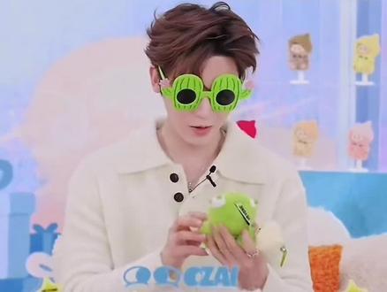 反复吐槽桃妹选的绿眼镜看起来智商很低的咪好哈哈哈哈#黑玩heyone #直播录屏分享 #侯明昊