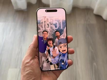 iOS 26 上手体验:全新的液态玻璃 UI 来了!