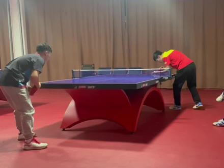 #擦边 下次遇到擦边的争议叫你的朋友看这个视频 那么这个球谁赢了呢?#乒乓球 @DOU+小助手