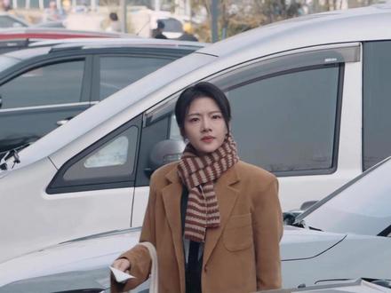 女孩踢了一个矿泉水瓶,结果却意外落到了死对头的车上