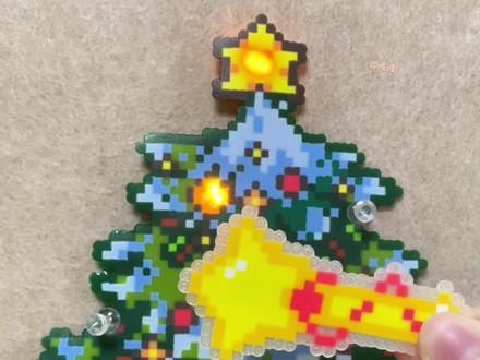🎄圣诞快到啦~一起get这个会发光的圣诞树叭!
原创:@拼豆大王阿Q 圣诞树图纸来源:🍠@一闪一闪亮金金 魔法棒图纸来源:@拾叁月DIY手作店 #拼豆 #拼豆豆 #拼豆教程 #圣诞节 #拼豆图纸