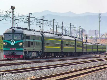 桃威铁路,25B型车底老式绿皮车K8261/2、K5518/7
正式更换为25G型空调车底。至此,山东半岛最后的非空绿皮正式退出铁路历史舞台#铁路摄影 #铁道线上的中国 #内燃机的魅力 #中国铁路 #df4b