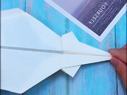 协和折纸飞机,的确能飞好远,快带孩子一块玩吧!#创作灵感@DOU+小助手 #剪纸教程 #折纸控 #童年的纸飞机#亲子手工