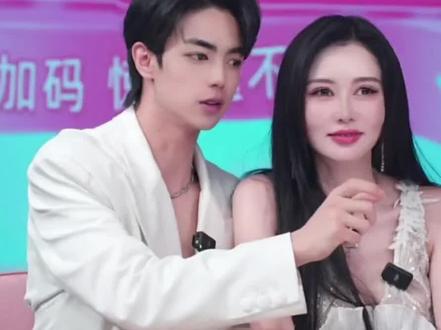 纳迪尔为了公主的直播昨晚就睡了2小时,今天3点就起床布置现场,一天又唱又跳,从早到晚就喝了三杯咖啡,累趴了!…年轻人太拼了,直播间搞笑不断,公主笑到肚子疼!支持纳迪尔!🫰#纳迪尔盈公主