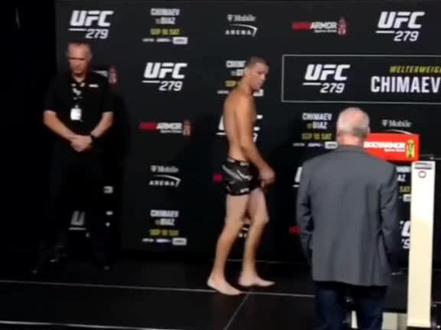 #ufc279 称重 小麻171磅完美过磅减重困难户骑马耶夫首次称重178.5磅超重7.5磅#奇马耶夫vs小麻