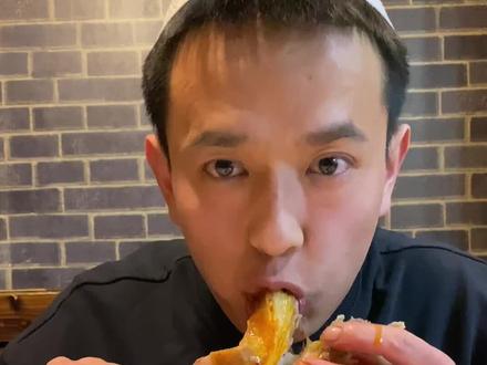 细嚼慢咽的吃肉才是最香的!肉要慢慢的吃😋#我是吃货 #抖音美食 #美食 #手抓羊肉 #这家店回头客超多 #美