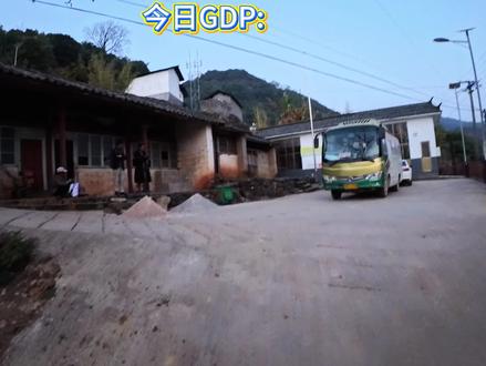 哟豁!表妹对我笑啦~#音乐种草计划 #最近迷上了新东西 #在拍一种很新的vlog #真实生活分享计划 #农村客运小飞机