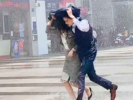 人在路上走 狗粮从天降。偶遇#胡一天 #乔欣