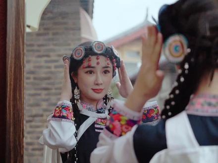 七星披肩里藏着披星戴月,纳西族人民早已把勤劳智慧融入服饰文化里。@丽江发布 #舍不得的丽江