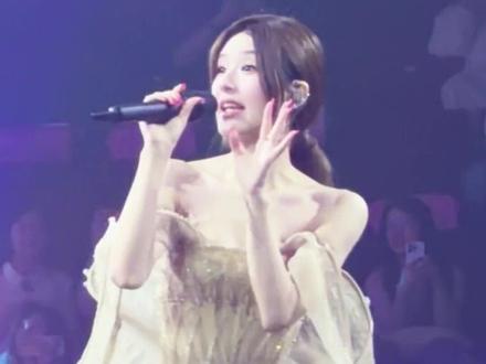 赵露思曼谷演唱会与粉丝合唱《别装了》小表情太可爱了!
#赵露思 #别装了 #赵露思曼谷演唱会