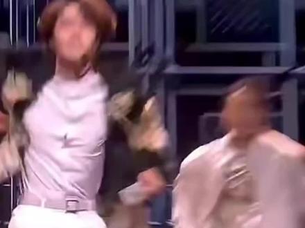 又多少人入坑,这王一博如此优秀。#王一博三上春晚#裤子又错了