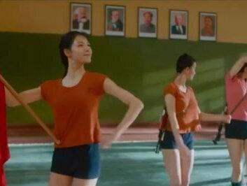 在新集体被排斥,唯一给她希望的人却被诬陷下放,终究被逼疯了!——《芳华》(1)#一键冷静做自己