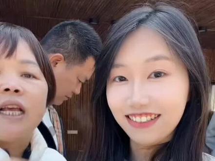 #生活里的小确幸 #生活中的小幸福 ,今天终于看到榜三亲自来拜见boss东姐,还带来澳门特产和礼物👍🏻👍🏻👍🏻#叶锐聪#叶锐聪妈妈#叶梓晴