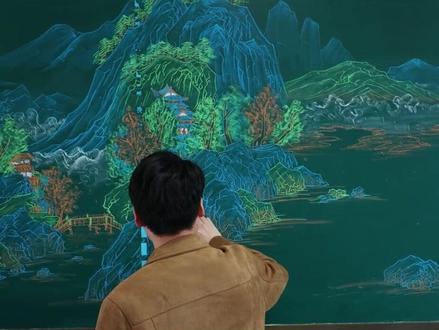 郑州一中学美术老师,手绘国风山水黑板报惊艳众人