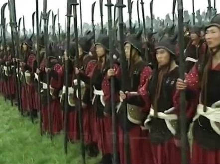 野狐岭之战(1211年)是蒙古国与金帝国之间的重要战役,地点在今河北万全。成吉思汗率6万骑兵大破金军45万主力,金国精锐尽失,被迫迁都汴京,蒙古由此开始欧亚扩张。
战争背景:
●铁木真统一蒙古草原后,对金国的"减丁政策"心怀不满,以此为借口发起战争。
●金国曾对蒙古实行压迫政策,并在大漠修建金长城以抵御北方游牧民族。
战争过程:
1.成吉思汗亲率6万骑兵南下,战争爆发。
2.金国集结45万大军,由完颜承裕指挥,部署在野狐岭。
3.成吉思汗集中兵力突破金军防线,迅速击败金军。
4.蒙古骑兵展现出高度的机动性,使金军的重甲步兵难以抵抗。
5.战斗仅持续3小时,金军主力被歼灭。
战争结果:
●金国北方精锐部队几乎全军覆没。
●金国国力骤降,被迫迁都汴京。
●蒙古帝国开始了横扫欧亚的征程。
这场战役以蒙古的大胜告终,成为蒙古扩张的重要里程碑。