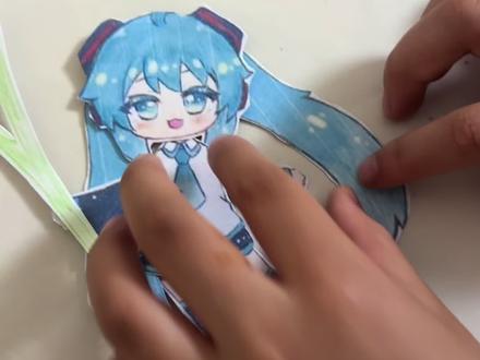 可动纸片初音未来来了 小宝爸爸又给她打印了素材,做了这个可动纸片初音未来,我觉得很好看,大葱是小宝自己画的做上去的,感觉还挺搭,一起来看一下吧#可动纸片 #儿童手工 #初音未来
