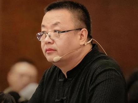 谁都没有资格去,指责带孩子的妈妈一个人管孩子、教孩子、陪孩子,负责学习、管叛逆、扛压力,没人搭把手,凭什么要求她一直温和?你不浇水,凭什么怪花枯萎?没人帮衬的妈妈,哪来的力气温柔?#家庭教育 #父母课堂 #常军 #心理学