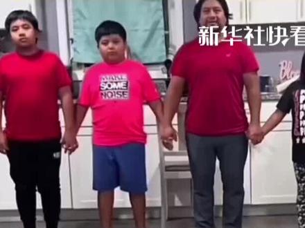 最后令人泪目!父亲和孩子们玩“向前一步”的游戏,而他是唯一迟迟不能向前迈步的人……“每一步,都是父母无比珍贵的爱”#父爱#父母#家庭