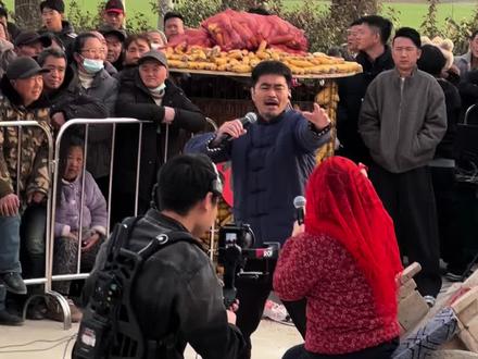 小土妹洋芋哥河南三妹都值得宣传都优秀都接地气,我都喜欢,都是中国人,不要带任何人的节奏,我是一个弱不欺,强不怕的人,有一句话叫做:青山一道同云雨,明月何曾是两乡,不要分彼此,主播的粉丝更加不要互相带节奏,互相伤害,都把格局拉满,那怕是用委屈喂大格局,也不要黑别人,来是非善者必是无福人,让我们都做一个正能量满满的人,各爱各主,粉也都是互通,喜欢谁又何妨,博爱不更好吗?和谐共处一家亲,粉丝何必为难粉丝,感谢大家不要骂我哈,黄土埋半截的人了,开心快乐是我生活的追求,感恩您在我抖音如此美丽动人,世界美好只因有您!@河南三妹(下午6点直播) @大洋芋(流浪汉) @小土妹