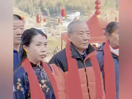 近日,隐蔽战线聂曦烈士侄孙女黄怡然、侄媳妇陈明一行,回到祖籍闽清县下祝乡三洋村认祖归宗。聂曦又名聂能辉,1917年生,1950年6月10日因叛徒出卖,在台湾英勇就义,年仅33岁。此次后人返乡认亲、祭拜先祖、续修族谱,跨越七十余载终圆寻根梦。此举告慰英烈忠魂,传承红色根脉,为闽清红色教育增添鲜活篇章。#致敬英雄 #聂曦 #沉默的荣耀@DOU+小助手