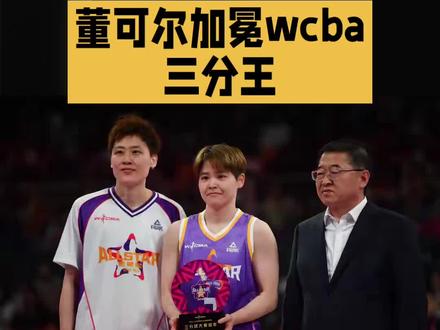 西甲马德里德比惊心动魄,十人皇马主场3-2逆转马竞
北京时间3月23日凌晨4点,2025-2026赛季西甲联赛第29轮迎来万众瞩目的马德里德比,皇家马德里坐镇伯纳乌球场迎战同城死敌马德里竞技。在这场由何塞-穆努埃拉执法的焦点战役中,双方联手奉献了一场跌宕起伏的进球大战,最终皇家马德里在少一人作战的情况下,以3-2惊险逆转战胜马德里竞技。
比赛伊始,客场作战的马德里竞技反客为主,率先打破僵局。上半场,朱利亚诺-西蒙尼在禁区内展现出了极佳的创造力,他巧妙地用脚后跟送出助攻,皮球精准找到卢克曼,后者冷静施射破门,帮助马竞取得领先。落后的皇马并未慌乱,下半场易边再战,银河战舰发起了猛烈的反扑。维尼修斯制造点球机会并亲自主罚命中,为皇马扳平比分。紧接着,巴尔韦德在外围施展远射绝技,一记精彩的外脚背破门令门将毫无反应,皇马在短时间内实现比分反超。
然而比赛走势并未就此平稳,马竞后卫莫利纳随后轰出一记无解的世界波,皮球直挂死角,将比分顽强扳为2-2平。关键时刻,维尼修斯再次挺身而出,他内切后左脚兜射死角得手,帮助皇马第三次取得领先。比赛末段,场上风云突变,进球功臣巴尔韦德因踢倒巴埃纳被裁判直接出示红牌罚下,皇马被迫以十人应战。尽管人数处于劣势,但皇马将士众志成城,将3-2的比分保持到了终场。
此役过后,皇家马德里不仅赢下了这场关键的德比战,更展现出了球队在逆境中不屈的斗志。从落后到逆转,再到少一人作战守住胜果,这场胜利对于皇马的赛季征程无疑是一剂强心针。