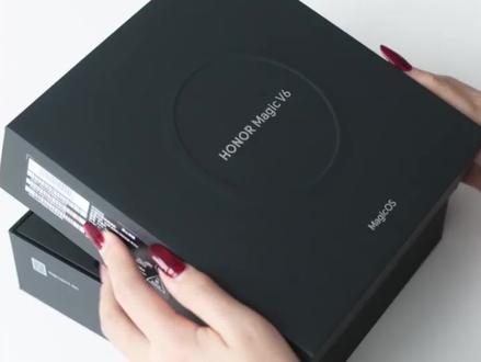 新出折叠机的#荣耀magicv6 买到手,给屏幕贴个膜真的必不可少#折叠机贴膜 #钢化膜 #数码科技