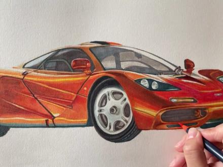 水彩马克笔画迈凯伦F1 #画车 #上海豪车齐聚街头 #迈凯伦f1 #风火轮 #热点 抽画粉丝点车,经典的迈凯伦。
迈凯伦F1是一款经典的高性能中置引擎超级跑车,由迈凯伦汽车公司在1990年代设计和制造。它的设计初衷是为了打造一款终极驾驶机器。F1的名字来源于其与一级方程式赛车(Formula 1)的技术联系。
设计师:戈登·莫瑞(Gordon Murray)和彼得·斯蒂文斯(Peter Stevens)
生产年份:1992年发布,1993年至1998年间生产,共生产了106辆
引擎:6.1升V12自然吸气引擎,由宝马提供,能够输出627马力
性能:0-100公里/小时加速时间为3.2秒,最高时速达到386公里/小时。
座位布局:驾驶座位位于中央,两侧后方各有一个乘客座位,呈三角形配置。
迈凯伦F1在1990年代成为了世界上最快的量产车,并在1995年勒芒24小时耐力赛中取得了胜利