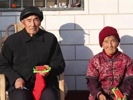12月5日(报道)河南安阳,九旬老夫妻,17年来织上万条围巾送边防,自己却没舍得戴过一条,“只要我还能动 就会一直织下去”边防战士视频对话表示感谢#河南dou知道 #大象主播说 @@蒋子豪