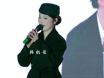 三浪辰辰小孩喜剪燕尾演唱会现场超燃!歌手欣宝儿惊艳亮相,颜值亮眼唱功在线,一首我是你的格桑花高亢开唱,直接拉满全场氛围,定格高光瞬间!#导播 #摄影师 #演出现场 #欣宝儿我是你的格桑花 @【叁浪辰辰】29号爱子剪燕尾浪朵气垫首发