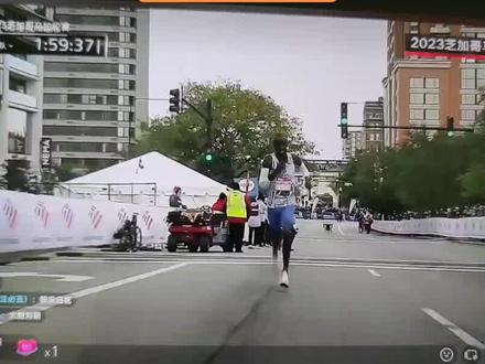 【马拉松新记录:2小时35秒】2023芝加哥马拉松,来自肯尼亚23岁的基普图姆打破马拉松世界男子记录,2小时35秒。在之前的2023伦敦马拉松,他刚跑了2小时01分25秒,连续刷新PB。第三场马拉松,第三个冠军。女子冠军哈桑,2小时13分44秒。第二场马拉松,第二个冠军。#芝加哥马拉松 #冠军 #最难忘的瞬间 #马拉松世界记录 #基普图姆