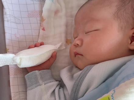 新生儿宝宝容易惊醒,抓着东西才有安全感,这个防惊跳糖果手握简单好用,又省了一笔,赶紧学起来吧#新手爸妈必看 #养娃有招 #母婴好物分享
#新手妈妈有问必答 #第一次当妈才知道的事