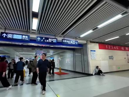 武汉杨泗港大桥南岸·桥下江滩边机位打卡超详细路线!
提醒:这是南岸公园的桥下打卡机位,很多人拍照排队的地方是在北岸,也就是汉阳方向,大家不要弄错啦~#青年创作者成长计划 #杨泗港大桥 #武汉杨泗港长江大桥 #摄影机位 #第一人称摄影