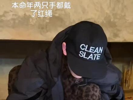 #丁程鑫 #比邻星 #情人节双向奔赴
情人节的浪漫,是接连更新的两条微博
是回家过年也不曾忘记我们
是蹲在地上用仙女棒点亮星星
是烟火绽放时浮现的温柔心意
是从不吝啬把心意说给我们听
就算已经被你感动无数次
我还是想说:你怎么可以这么好💖
@时代少年团-丁程鑫